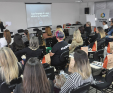Empreendedoras participantes do Clube da Alice, um grupo de interesse criado em redes sociais em Curitiba que conta com cerca de 540 mil mulheres, assistiram a palestras no auditório da Fomento Paraná nesta terça-feira (21). Entre os assuntos apresentados, orientações sobre as linhas de baixo custo da instituição e dicas de como melhorar a presença nas mídias sociais. Foto: Wagner Vaneski/Fomento Paraná