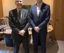 O Paraná é o representante brasileiro em um grupo de trabalho da Organização para Cooperação e Desenvolvimento Econômico (OCDE) que auxiliará alguns países e regiões a atingirem os 17 Objetivos de Desenvolvimento Sustentável (ODS) propostos pela ONU. Na foto, Embaixador Carlos Márcio Cozendey - Delegado do Brasil junto a Organizações Internacionais econômicas, em Paris 
e Phelipe Mansur - Superintendente de governança do Paraná .Foto: Casa Civil