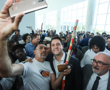 O governador Carlos Massa Ratinho Junior disse nesta quarta-feira (22), no lançamento oficial da Superintendência Geral de Diálogo e Interação Social (Sudis), que o Governo do Paraná está aberto ao diálogo e vai trabalhar diariamente para atender as demandas de todos os setores da sociedade, principalmente dos mais necessitados, em respeito ao compromisso com a construção de um Estado moderno e protetivo.Foto: Rodrigo Felix Leal/ANPr