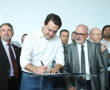 O governador Carlos Massa Ratinho Junior disse nesta quarta-feira (22), no lançamento oficial da Superintendência Geral de Diálogo e Interação Social (Sudis), que o Governo do Paraná está aberto ao diálogo e vai trabalhar diariamente para atender as demandas de todos os setores da sociedade, principalmente dos mais necessitados, em respeito ao compromisso com a construção de um Estado moderno e protetivo.Foto: Rodrigo Felix Leal/ANPr