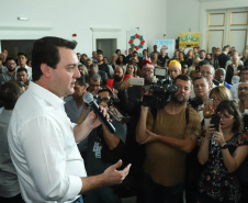 O governador Carlos Massa Ratinho Junior disse nesta quarta-feira (22), no lançamento oficial da Superintendência Geral de Diálogo e Interação Social (Sudis), que o Governo do Paraná está aberto ao diálogo e vai trabalhar diariamente para atender as demandas de todos os setores da sociedade, principalmente dos mais necessitados, em respeito ao compromisso com a construção de um Estado moderno e protetivo.Foto: Rodrigo Felix Leal/ANPr