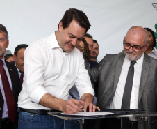 O governador Carlos Massa Ratinho Junior disse nesta quarta-feira (22), no lançamento oficial da Superintendência Geral de Diálogo e Interação Social (Sudis), que o Governo do Paraná está aberto ao diálogo e vai trabalhar diariamente para atender as demandas de todos os setores da sociedade, principalmente dos mais necessitados, em respeito ao compromisso com a construção de um Estado moderno e protetivo.Foto: Gilson Abreu/ANPr