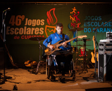 A capital recebeu os alunos-atletas que disputarão a fase regional dos 66º Jogos Escolares do Paraná (JEPS), realizados pelo Governo do Estado, e os 46º Jogos Escolares de Curitiba (em uma parceria com a Secretaria Municipal de Esporte, Lazer e Juventude - SMELJ) em uma inspiradora cerimônia de abertura nesta terça-feira (21). O evento foi no Centro de Esporte e Lazer Dirceu Graeser, na praça Oswaldo Cruz, palco de uma festa de ritmos, luzes, cores e vibração. Foto: Amanda Largas/SEED