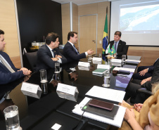 O governador Carlos Massa Ratinho Júnior e o secretário do Desenvolvimento Sustentável e do Turismo, Márcio Nunes, apresentaram ao ministro do Desenvolvimento Regional, Gustavo Canuto, o projeto executivo de microdrenagem, drenagem e engorda (aumento da faixa de areia) da orla de Matinhos. O encontro aconteceu nesta terça-feira (21), em Brasília.Foto: Rodrigo Felix Leal/ANPr