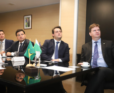 O governador Carlos Massa Ratinho Júnior e o secretário do Desenvolvimento Sustentável e do Turismo, Márcio Nunes, apresentaram ao ministro do Desenvolvimento Regional, Gustavo Canuto, o projeto executivo de microdrenagem, drenagem e engorda (aumento da faixa de areia) da orla de Matinhos. O encontro aconteceu nesta terça-feira (21), em Brasília.Foto: Rodrigo Felix Leal/ANPr