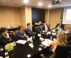 O governador Carlos Massa Ratinho Júnior e o secretário do Desenvolvimento Sustentável e do Turismo, Márcio Nunes, apresentaram ao ministro do Desenvolvimento Regional, Gustavo Canuto, o projeto executivo de microdrenagem, drenagem e engorda (aumento da faixa de areia) da orla de Matinhos. O encontro aconteceu nesta terça-feira (21), em Brasília.Foto: Rodrigo Felix Leal/ANPr