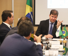 O governador Carlos Massa Ratinho Júnior e o secretário do Desenvolvimento Sustentável e do Turismo, Márcio Nunes, apresentaram ao ministro do Desenvolvimento Regional, Gustavo Canuto, o projeto executivo de microdrenagem, drenagem e engorda (aumento da faixa de areia) da orla de Matinhos. O encontro aconteceu nesta terça-feira (21), em Brasília.Foto: Rodrigo Felix Leal/ANPr