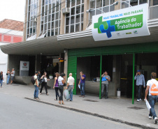 As Agências do Trabalhador do Paraná serão responsáveis por intermediar parte das vagas de emprego que devem ser abertas com a ampliação da fábrica da Klabin em Ortigueira, nos Campos Gerais. A previsão é que sejam criados até 11 mil postos de trabalho no pico da obra. As contratações serão, preferencialmente, de moradores da própria região.