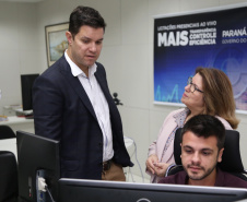 O governador Carlos Massa Ratinho Junior afirmou nesta quinta-feira (23), na Secretaria de Administração e da Previdência, que as licitações ao vivo, regulamentadas por decreto assinado em abril, garantem mais transparência ao cidadão e também aos órgãos de controle, como Ministério Público, Tribunal de Contas e Assembleia Legislativa