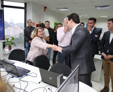 O governador Carlos Massa Ratinho Junior afirmou nesta quinta-feira (23), na Secretaria de Administração e da Previdência, que as licitações ao vivo, regulamentadas por decreto assinado em abril, garantem mais transparência ao cidadão e também aos órgãos de controle, como Ministério Público, Tribunal de Contas e Assembleia Legislativa