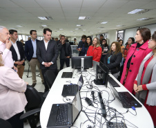 O governador Carlos Massa Ratinho Junior afirmou nesta quinta-feira (23), na Secretaria de Administração e da Previdência, que as licitações ao vivo, regulamentadas por decreto assinado em abril, garantem mais transparência ao cidadão e também aos órgãos de controle, como Ministério Público, Tribunal de Contas e Assembleia Legislativa