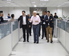 O governador Carlos Massa Ratinho Junior afirmou nesta quinta-feira (23), na Secretaria de Administração e da Previdência, que as licitações ao vivo, regulamentadas por decreto assinado em abril, garantem mais transparência ao cidadão e também aos órgãos de controle, como Ministério Público, Tribunal de Contas e Assembleia Legislativa