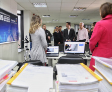 O governador Carlos Massa Ratinho Junior afirmou nesta quinta-feira (23), na Secretaria de Administração e da Previdência, que as licitações ao vivo, regulamentadas por decreto assinado em abril, garantem mais transparência ao cidadão e também aos órgãos de controle, como Ministério Público, Tribunal de Contas e Assembleia Legislativa