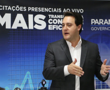 O governador Carlos Massa Ratinho Junior afirmou nesta quinta-feira (23), na Secretaria de Administração e da Previdência, que as licitações ao vivo, regulamentadas por decreto assinado em abril, garantem mais transparência ao cidadão e também aos órgãos de controle, como Ministério Público, Tribunal de Contas e Assembleia Legislativa