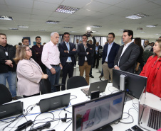 O governador Carlos Massa Ratinho Junior afirmou nesta quinta-feira (23), na Secretaria de Administração e da Previdência, que as licitações ao vivo, regulamentadas por decreto assinado em abril, garantem mais transparência ao cidadão e também aos órgãos de controle, como Ministério Público, Tribunal de Contas e Assembleia Legislativa