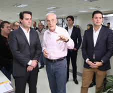 O governador Carlos Massa Ratinho Junior afirmou nesta quinta-feira (23), na Secretaria de Administração e da Previdência, que as licitações ao vivo, regulamentadas por decreto assinado em abril, garantem mais transparência ao cidadão e também aos órgãos de controle, como Ministério Público, Tribunal de Contas e Assembleia Legislativa