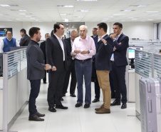 O governador Carlos Massa Ratinho Junior afirmou nesta quinta-feira (23), na Secretaria de Administração e da Previdência, que as licitações ao vivo, regulamentadas por decreto assinado em abril, garantem mais transparência ao cidadão e também aos órgãos de controle, como Ministério Público, Tribunal de Contas e Assembleia Legislativa