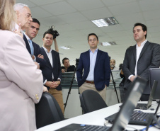 O governador Carlos Massa Ratinho Junior afirmou nesta quinta-feira (23), na Secretaria de Administração e da Previdência, que as licitações ao vivo, regulamentadas por decreto assinado em abril, garantem mais transparência ao cidadão e também aos órgãos de controle, como Ministério Público, Tribunal de Contas e Assembleia Legislativa