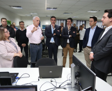 O governador Carlos Massa Ratinho Junior afirmou nesta quinta-feira (23), na Secretaria de Administração e da Previdência, que as licitações ao vivo, regulamentadas por decreto assinado em abril, garantem mais transparência ao cidadão e também aos órgãos de controle, como Ministério Público, Tribunal de Contas e Assembleia Legislativa