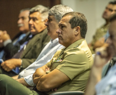Os Portos do Paraná receberam nesta quinta-feira (23) alunos militares e civis da Escola Superior de Guerra (ESG), do Ministério da Defesa, participantes do Curso de Logística e Mobilização Nacional. Além de assistir a uma palestra sobre as atividades portuárias no Estado, o grupo visitou o cais do Porto de Paranaguá. Foto: Claudio Neves/Appa