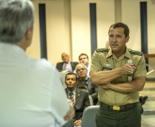 Os Portos do Paraná receberam nesta quinta-feira (23) alunos militares e civis da Escola Superior de Guerra (ESG), do Ministério da Defesa, participantes do Curso de Logística e Mobilização Nacional. Além de assistir a uma palestra sobre as atividades portuárias no Estado, o grupo visitou o cais do Porto de Paranaguá. Foto: Claudio Neves/Appa