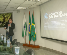 Os Portos do Paraná receberam nesta quinta-feira (23) alunos militares e civis da Escola Superior de Guerra (ESG), do Ministério da Defesa, participantes do Curso de Logística e Mobilização Nacional. Além de assistir a uma palestra sobre as atividades portuárias no Estado, o grupo visitou o cais do Porto de Paranaguá. Foto: Claudio Neves/Appa