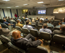 Os Portos do Paraná receberam nesta quinta-feira (23) alunos militares e civis da Escola Superior de Guerra (ESG), do Ministério da Defesa, participantes do Curso de Logística e Mobilização Nacional. Além de assistir a uma palestra sobre as atividades portuárias no Estado, o grupo visitou o cais do Porto de Paranaguá. Foto: Claudio Neves/Appa