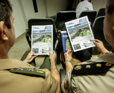 Os Portos do Paraná receberam nesta quinta-feira (23) alunos militares e civis da Escola Superior de Guerra (ESG), do Ministério da Defesa, participantes do Curso de Logística e Mobilização Nacional. Além de assistir a uma palestra sobre as atividades portuárias no Estado, o grupo visitou o cais do Porto de Paranaguá. Foto: Claudio Neves/Appa