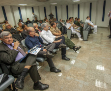 Os Portos do Paraná receberam nesta quinta-feira (23) alunos militares e civis da Escola Superior de Guerra (ESG), do Ministério da Defesa, participantes do Curso de Logística e Mobilização Nacional. Além de assistir a uma palestra sobre as atividades portuárias no Estado, o grupo visitou o cais do Porto de Paranaguá. Foto: Claudio Neves/Appa