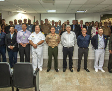Os Portos do Paraná receberam nesta quinta-feira (23) alunos militares e civis da Escola Superior de Guerra (ESG), do Ministério da Defesa, participantes do Curso de Logística e Mobilização Nacional. Além de assistir a uma palestra sobre as atividades portuárias no Estado, o grupo visitou o cais do Porto de Paranaguá. Foto: Claudio Neves/Appa
