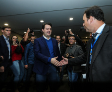 O governador Carlos Massa Ratinho Junior se reúne com prefeitos na sede da Associação dos Municípios do Oeste do Paraná (Amop) em Cascavel nesta sexta-feira (24),  para confirmar recursos do Estado para investimentos nos municípios. No mesmo encontro são anunciados investimentos que a Copel fará na região Oeste nos próximos três anos.   Cascavel, 24/05/2019 -  Foto: Geraldo Bubniak/ANPr