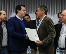 O governador Carlos Massa Ratinho Junior se reúne com prefeitos na sede da Associação dos Municípios do Oeste do Paraná (Amop) em Cascavel nesta sexta-feira (24),  para confirmar recursos do Estado para investimentos nos municípios. No mesmo encontro são anunciados investimentos que a Copel fará na região Oeste nos próximos três anos.   Cascavel, 24/05/2019 -  Foto: Geraldo Bubniak/ANPr