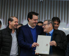 O governador Carlos Massa Ratinho Junior se reúne com prefeitos na sede da Associação dos Municípios do Oeste do Paraná (Amop) em Cascavel nesta sexta-feira (24),  para confirmar recursos do Estado para investimentos nos municípios. No mesmo encontro são anunciados investimentos que a Copel fará na região Oeste nos próximos três anos.   Cascavel, 24/05/2019 -  Foto: Geraldo Bubniak/ANPr