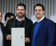 O governador Carlos Massa Ratinho Junior se reúne com prefeitos na sede da Associação dos Municípios do Oeste do Paraná (Amop) em Cascavel nesta sexta-feira (24),  para confirmar recursos do Estado para investimentos nos municípios. No mesmo encontro são anunciados investimentos que a Copel fará na região Oeste nos próximos três anos.   Cascavel, 24/05/2019 -  Foto: Geraldo Bubniak/ANPr
