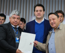 O governador Carlos Massa Ratinho Junior se reúne com prefeitos na sede da Associação dos Municípios do Oeste do Paraná (Amop) em Cascavel nesta sexta-feira (24),  para confirmar recursos do Estado para investimentos nos municípios. No mesmo encontro são anunciados investimentos que a Copel fará na região Oeste nos próximos três anos.   Cascavel, 24/05/2019 -  Foto: Geraldo Bubniak/ANPr