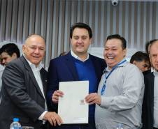 O governador Carlos Massa Ratinho Junior se reúne com prefeitos na sede da Associação dos Municípios do Oeste do Paraná (Amop) em Cascavel nesta sexta-feira (24),  para confirmar recursos do Estado para investimentos nos municípios. No mesmo encontro são anunciados investimentos que a Copel fará na região Oeste nos próximos três anos.   Cascavel, 24/05/2019 -  Foto: Geraldo Bubniak/ANPr