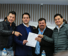 O governador Carlos Massa Ratinho Junior se reúne com prefeitos na sede da Associação dos Municípios do Oeste do Paraná (Amop) em Cascavel nesta sexta-feira (24),  para confirmar recursos do Estado para investimentos nos municípios. No mesmo encontro são anunciados investimentos que a Copel fará na região Oeste nos próximos três anos.   Cascavel, 24/05/2019 -  Foto: Geraldo Bubniak/ANPr