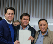 O governador Carlos Massa Ratinho Junior se reúne com prefeitos na sede da Associação dos Municípios do Oeste do Paraná (Amop) em Cascavel nesta sexta-feira (24),  para confirmar recursos do Estado para investimentos nos municípios. No mesmo encontro são anunciados investimentos que a Copel fará na região Oeste nos próximos três anos.   Cascavel, 24/05/2019 -  Foto: Geraldo Bubniak/ANPr