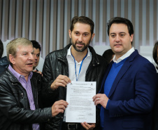 O governador Carlos Massa Ratinho Junior se reúne com prefeitos na sede da Associação dos Municípios do Oeste do Paraná (Amop) em Cascavel nesta sexta-feira (24),  para confirmar recursos do Estado para investimentos nos municípios. No mesmo encontro são anunciados investimentos que a Copel fará na região Oeste nos próximos três anos.   Cascavel, 24/05/2019 -  Foto: Geraldo Bubniak/ANPr