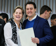 O governador Carlos Massa Ratinho Junior se reúne com prefeitos na sede da Associação dos Municípios do Oeste do Paraná (Amop) em Cascavel nesta sexta-feira (24),  para confirmar recursos do Estado para investimentos nos municípios. No mesmo encontro são anunciados investimentos que a Copel fará na região Oeste nos próximos três anos.   Cascavel, 24/05/2019 -  Foto: Geraldo Bubniak/ANPr
