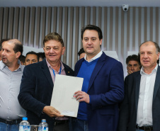 O governador Carlos Massa Ratinho Junior se reúne com prefeitos na sede da Associação dos Municípios do Oeste do Paraná (Amop) em Cascavel nesta sexta-feira (24),  para confirmar recursos do Estado para investimentos nos municípios. No mesmo encontro são anunciados investimentos que a Copel fará na região Oeste nos próximos três anos.   Cascavel, 24/05/2019 -  Foto: Geraldo Bubniak/ANPr