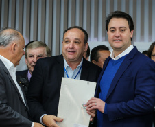 O governador Carlos Massa Ratinho Junior se reúne com prefeitos na sede da Associação dos Municípios do Oeste do Paraná (Amop) em Cascavel nesta sexta-feira (24),  para confirmar recursos do Estado para investimentos nos municípios. No mesmo encontro são anunciados investimentos que a Copel fará na região Oeste nos próximos três anos.   Cascavel, 24/05/2019 -  Foto: Geraldo Bubniak/ANPr