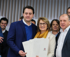 O governador Carlos Massa Ratinho Junior se reúne com prefeitos na sede da Associação dos Municípios do Oeste do Paraná (Amop) em Cascavel nesta sexta-feira (24),  para confirmar recursos do Estado para investimentos nos municípios. No mesmo encontro são anunciados investimentos que a Copel fará na região Oeste nos próximos três anos.   Cascavel, 24/05/2019 -  Foto: Geraldo Bubniak/ANPr