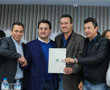 O governador Carlos Massa Ratinho Junior se reúne com prefeitos na sede da Associação dos Municípios do Oeste do Paraná (Amop) em Cascavel nesta sexta-feira (24),  para confirmar recursos do Estado para investimentos nos municípios. No mesmo encontro são anunciados investimentos que a Copel fará na região Oeste nos próximos três anos.   Cascavel, 24/05/2019 -  Foto: Geraldo Bubniak/ANPr