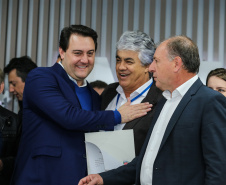 O governador Carlos Massa Ratinho Junior se reúne com prefeitos na sede da Associação dos Municípios do Oeste do Paraná (Amop) em Cascavel nesta sexta-feira (24),  para confirmar recursos do Estado para investimentos nos municípios. No mesmo encontro são anunciados investimentos que a Copel fará na região Oeste nos próximos três anos.   Cascavel, 24/05/2019 -  Foto: Geraldo Bubniak/ANPr