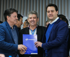 O governador Carlos Massa Ratinho Junior se reúne com prefeitos na sede da Associação dos Municípios do Oeste do Paraná (Amop) em Cascavel nesta sexta-feira (24),  para confirmar recursos do Estado para investimentos nos municípios. No mesmo encontro são anunciados investimentos que a Copel fará na região Oeste nos próximos três anos.   Cascavel, 24/05/2019 -  Foto: Geraldo Bubniak/ANPr