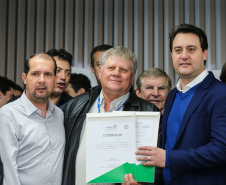 O governador Carlos Massa Ratinho Junior se reúne com prefeitos na sede da Associação dos Municípios do Oeste do Paraná (Amop) em Cascavel nesta sexta-feira (24),  para confirmar recursos do Estado para investimentos nos municípios. No mesmo encontro são anunciados investimentos que a Copel fará na região Oeste nos próximos três anos.   Cascavel, 24/05/2019 -  Foto: Geraldo Bubniak/ANPr