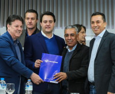 O governador Carlos Massa Ratinho Junior se reúne com prefeitos na sede da Associação dos Municípios do Oeste do Paraná (Amop) em Cascavel nesta sexta-feira (24),  para confirmar recursos do Estado para investimentos nos municípios. No mesmo encontro são anunciados investimentos que a Copel fará na região Oeste nos próximos três anos.   Cascavel, 24/05/2019 -  Foto: Geraldo Bubniak/ANPr