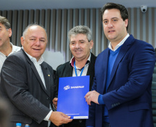 O governador Carlos Massa Ratinho Junior se reúne com prefeitos na sede da Associação dos Municípios do Oeste do Paraná (Amop) em Cascavel nesta sexta-feira (24),  para confirmar recursos do Estado para investimentos nos municípios. No mesmo encontro são anunciados investimentos que a Copel fará na região Oeste nos próximos três anos.   Cascavel, 24/05/2019 -  Foto: Geraldo Bubniak/ANPr