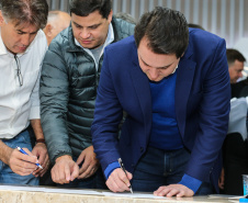 O governador Carlos Massa Ratinho Junior se reúne com prefeitos na sede da Associação dos Municípios do Oeste do Paraná (Amop) em Cascavel nesta sexta-feira (24),  para confirmar recursos do Estado para investimentos nos municípios. No mesmo encontro são anunciados investimentos que a Copel fará na região Oeste nos próximos três anos.   Cascavel, 24/05/2019 -  Foto: Geraldo Bubniak/ANPr